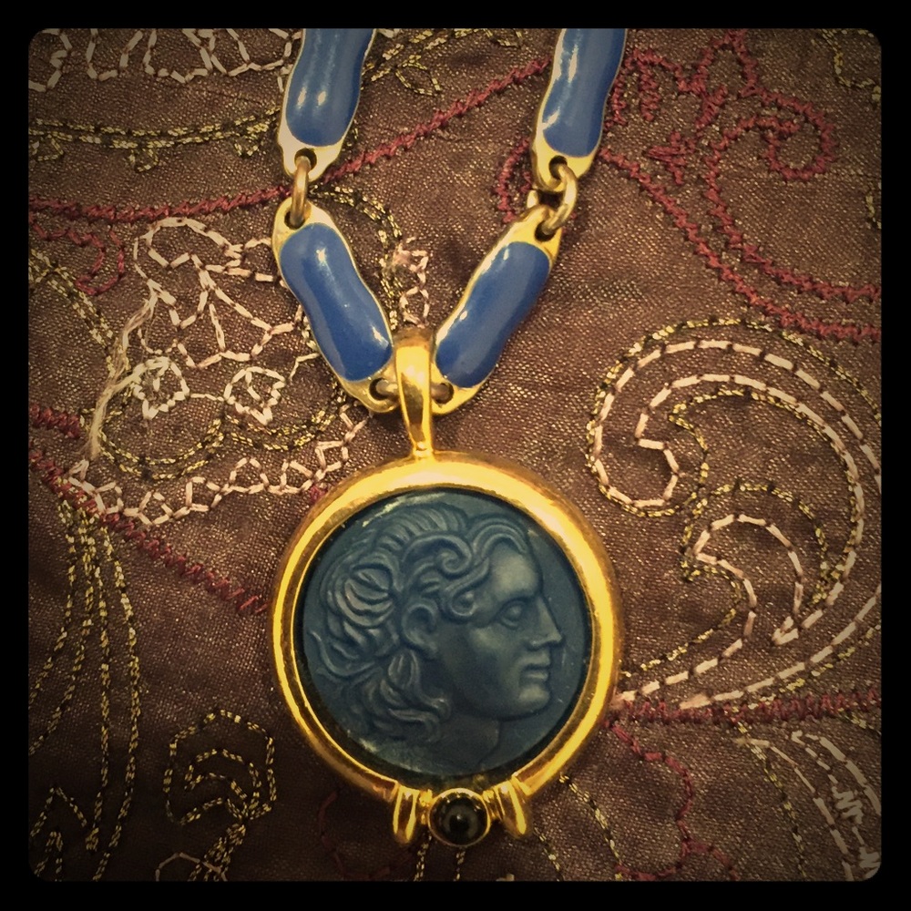 Gold lapis pendant. & chain
